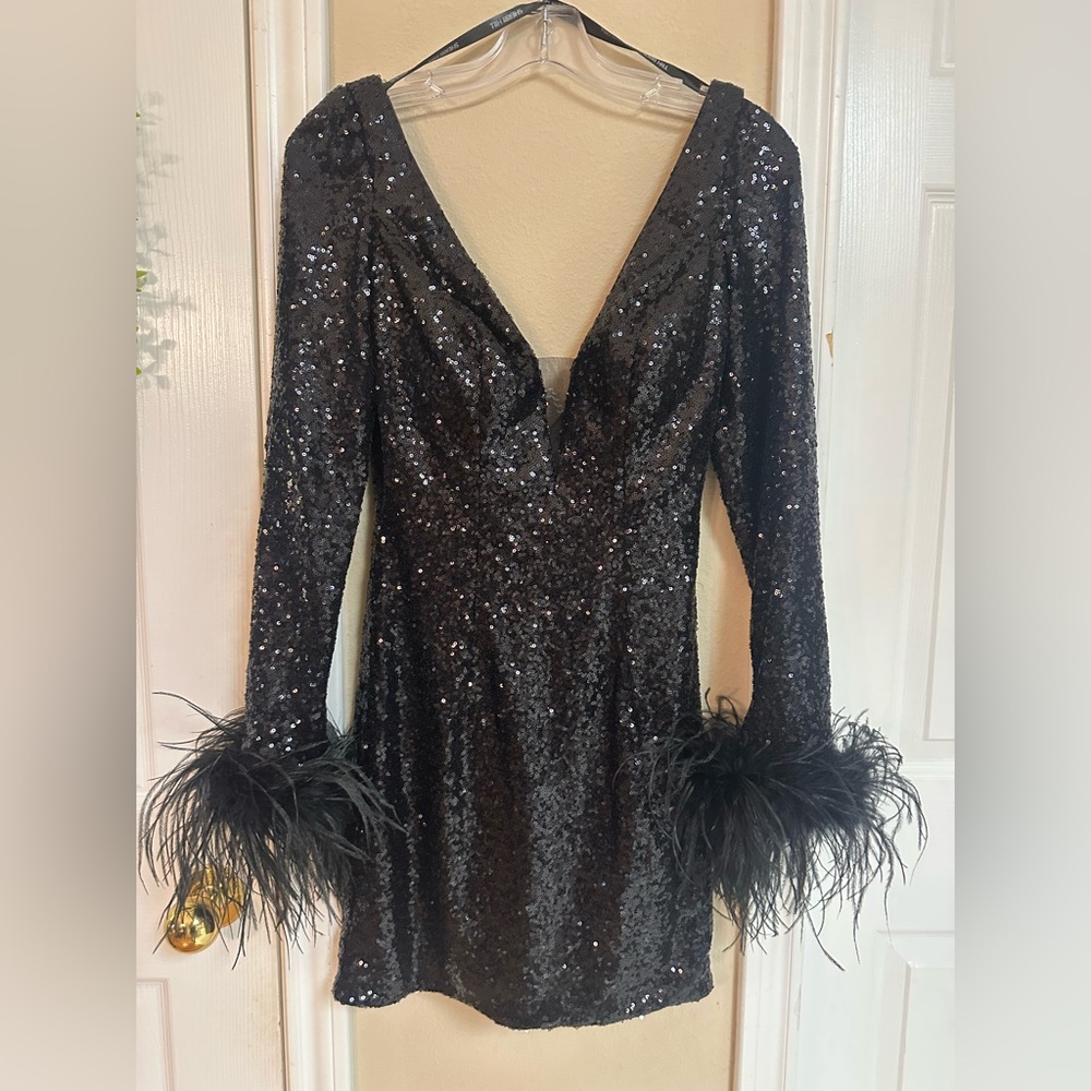 Black Sequin Sherri Hill Cocktail Feathers 4 NWT